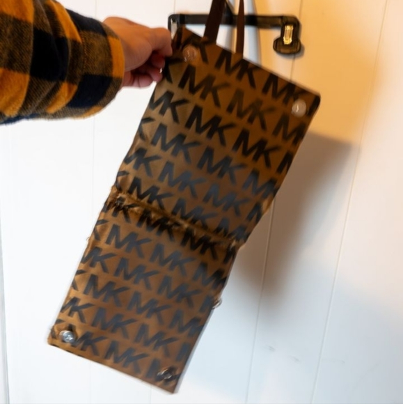 Micheal kors purse - Picture 3 of 3